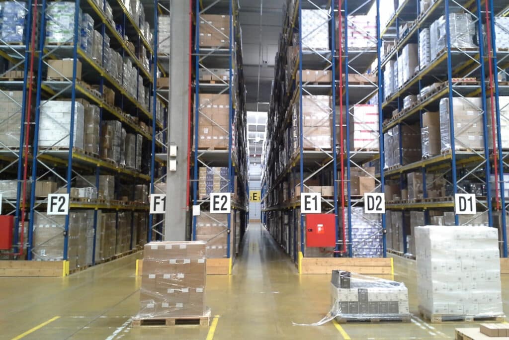 Almacén con gestión eficiente de stock y logística